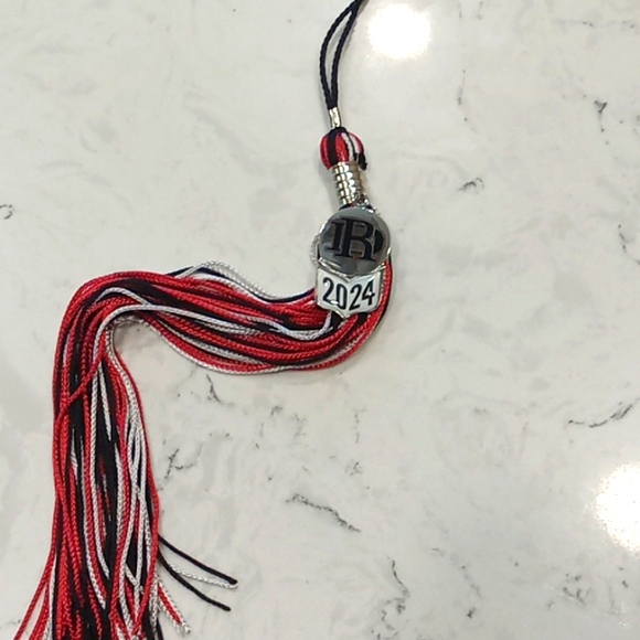 Graduation cap and gown and 4 tassels - Picture 3 of 4